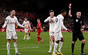 Diogo Dalot nhận 2 thẻ vàng trong vòng 15 giây, CĐV MU nổi giận, chỉ trích trọng tài 'như trò đùa'
