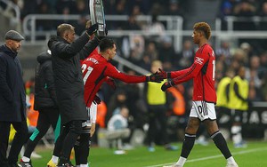 Lại thua Newcastle, MU trượt dài trên BXH Ngoại hạng Anh