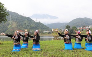 Độc đáo trang phục của người Si La: Chiếc khăn tình yêu