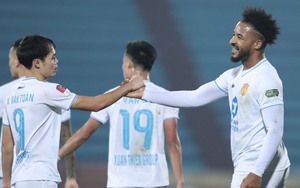 Hồng Duy, Văn Toàn 'gieo sầu' cho HAGL và HLV Kiatisuk