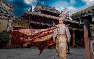 MC Quốc Trí mang trang phục dân tộc 'Hào khí Việt Nam' nặng 25kg thi quốc tế