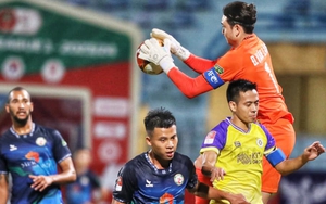 Ông Troussier dự khán, Văn Lâm được HLV Bình Định khen hết lời