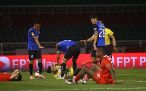 Thủ môn Việt kiều hai lần đổ máu giúp CLB TPHCM bảo toàn mành lưới