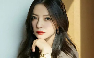 Triệu Vy vẫn bị phong sát ngầm, gương mặt trong phim 'Chỉ cần chúng ta bên nhau' bị xóa bằng AI