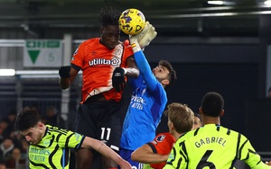 HLV Arsenal phản ứng kỳ lạ về sai lầm của thủ môn David Raya