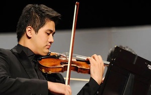 Nghệ sỹ Bùi Công Duy trình diễn bản nhạc lừng danh ở Hà Nội