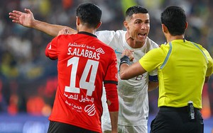 Rực sáng giúp đội nhà thắng lớn, Ronaldo vẫn nổi giận trong ngày thiết lập kỷ mới trong sự nghiệp