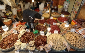 Người phụ nữ Việt kể chuyện đi chợ ngày Rằm tháng Giêng ở Hàn Quốc: Rất nhiều thứ để mua nhưng không thể thiếu món này