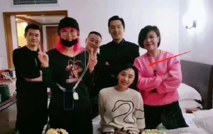 Bà xã Hồ Ca chính thức lộ diện, nhan sắc cận mặt gây chú ý?