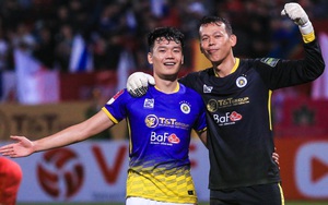 Cầu thủ Hà Nội FC ôm nhau ăn mừng sau chiến thắng kịch tính trước CLB CAHN