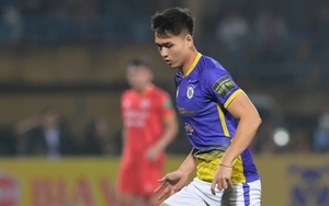 Bùi Hoàng Việt Anh rách tất, bầm trán sau va chạm trong trận đấu với CLB Hà Nội 