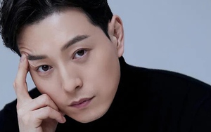 Sao phim 'The Glory' Jung Sung Il thể hiện sự quyến rũ trên Esquire 