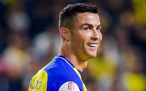 Ronaldo lập poker ở tuổi 38, fan thốt lên: 'Anh ấy đang chiếm lấy thế giới'