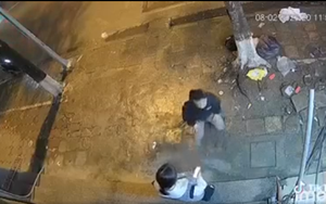 Xin lỗi bạn gái nhiều lần không được, chàng trai có hành động lạ giữa đường phố mặc kệ bao người nhìn