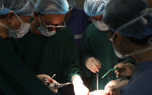 Cắt khối u gần 6,5 kg trong bụng cô gái 28 tuổi