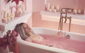 tlinh 'lăn lê bò trườn' ở nhà Quỳnh Anh Shyn, cư dân mạng tranh cãi: Sexy hay thiếu chừng mực?