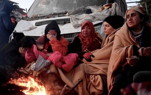 Đau buồn vì mất người thân, người dân Thổ Nhĩ Kỳ - Syria còn phải tiếp tục đối mặt với “cuộc chiến sinh tồn” khắc nghiệt sau thảm họa động đất