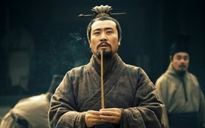 Sau khi Quan Vũ qua đời, tại sao Lưu Bị lại xưng đế trước mà không lập tức dẫn quân báo thù cho nghĩa đệ?