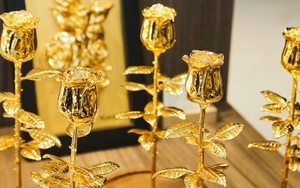 Hoa hồng mạ vàng - món quà 'khuấy đảo' thị trường quà tặng Valentine 2023