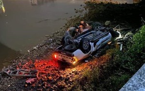 Không làm chủ tốc độ, ô tô lao xuống sông, ba người thương vong
