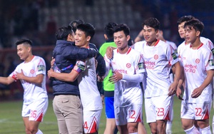 Bùi Tiến Dũng mắc sai lầm, thở phào ôm đồng đội ăn mừng khi Viettel vẫn giành chiến thắng