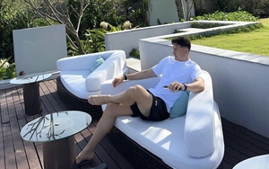 Văn Lâm khoe body vạm vỡ trên bờ biển