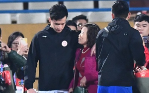 Hoàng Đức khóc sau chấn thương nặng, tươi cười khi được mẹ xuống sân động viên 