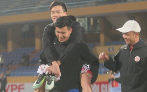 Hoàng Đức tươi cười dù phải nhờ đồng đội cõng, người đại diện hé lộ tình hình chấn thương