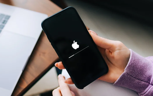 Điện thoại bật mãi không lên nguồn: Thử ngay cách làm hiệu quả này trên mọi mẫu iPhone