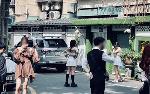 Tổ trưởng và người dân "hẻm Hàn Quốc" bức xúc khi càng đông bạn trẻ kéo đến chụp ảnh, hút thuốc: “Có em còn nấp sau ô tô để thay quần áo”