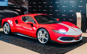 Tôi dự ra mắt kín Ferrari 296 GTS tại VN và được tiết lộ tiền đặt cọc 2,5 tỷ đồng, riêng tiền dải sơn trang trí đã đủ mua Santa Fe