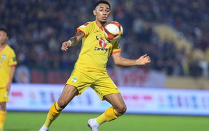 Tiền đạo ngoại của HAGL bị chê “chân gỗ” và bài toán khó cho HLV Kiatisuk 