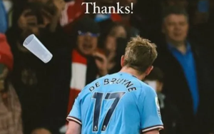 CĐV Arsenal ném ‘vật lạ’, De Bruyne trả đũa sâu cay