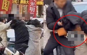 Vợ mang con gái đi hành hung tiểu tam đến rách cả áo trên phố, thái độ của chồng đẩy sự phẫn nộ lên cao trào