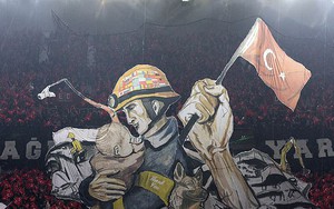 Xúc động hình ảnh khổng lồ được CĐV Thổ Nhĩ Kỳ tri ân công tác cứu hộ ở thảm họa động đất
