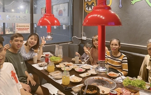 Bố mẹ 63 tuổi được con gái đẫn đi ăn nhà hàng lần đầu tiên và lý do ngậm ngùi phía sau