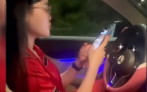 Nữ tài xế ô tô buông hai tay để quay TikTok bị tước bằng 2 tháng