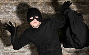 Tên cướp bị bắt vì mải thanh toán hóa đơn điện thoại giữa lúc đang phạm tội