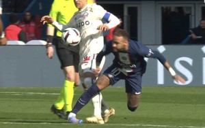 Neymar bẻ ngược bàn chân, rời sân bằng cáng