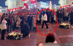 Quỳ xuống cầu hôn bạn gái giữa đường, chàng trai chết lặng khi nghe câu trả lời ngắn gọn của cô