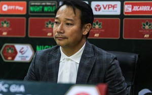 'Chẳng giải VĐQG nào như V.League, đá vài vòng lại nghỉ cả tháng trời'