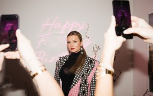 Bên trong tiệc sinh nhật tuổi 32 của “tiểu thư lừa đảo” Anna Sorokin sau khi ra tù: Xa hoa lộng lẫy chuẩn thượng lưu xịn