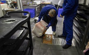 Bạn nghĩ nước lẩu thừa thì đổ đi nhưng người này thì không: Miệt mài gom về chế làm nhiên liệu máy bay