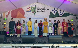 Áo dài Việt Nam tưng bừng khoe sắc tại Lễ hội đa văn hóa Canberra lần thứ 25