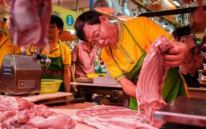 Giấu bằng ĐH danh giá, người đàn ông đi bán thịt lợn trở thành tỷ phú: Từng bị mỉa mai là vết nhơ của trường cũ, 20 năm sau khiến người đời nhìn bằng con mắt khác