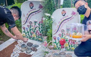 Khoảnh khắc bố cặm cụi trang trí ngôi mộ cho con gái nhỏ đã qua đời gây xúc động: “Bố không phải họa sĩ, nhưng bố có thể làm tất cả vì con”