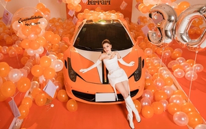 Hot girl Bến Tre chơi lớn tuổi 30: Sắm siêu xe Ferrari hàng hiếm đặt trong hộp quà khổng lồ