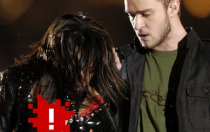 Sân khấu Super Bowl đáng xấu hổ: Nam ca sĩ giật áo của đàn chị làm cô lộ toàn bộ vòng 1 trên sóng trực tiếp!