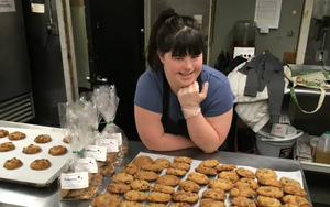 Đi xin việc ở đâu cũng bị từ chối vì mắc bệnh down, cô gái về nhà tự khởi nghiệp, mở công ty bán bánh quy trị giá triệu USD