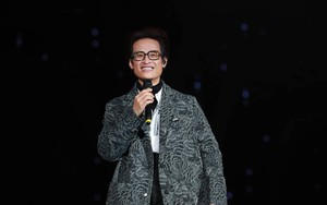 Hà Anh Tuấn mở màn concert bằng tiết mục hát xẩm Bonjour Việt Nam, hàng nghìn khán giả nổi da gà vì xúc động!